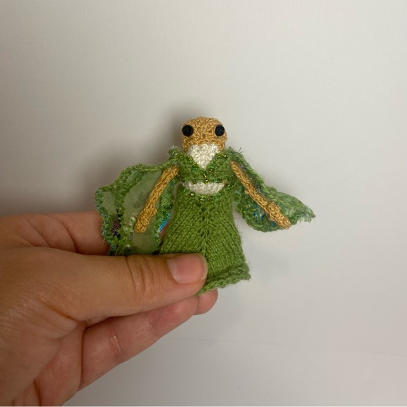 Tiny Microknitted Frog- Folklore - Picture 13 of 13